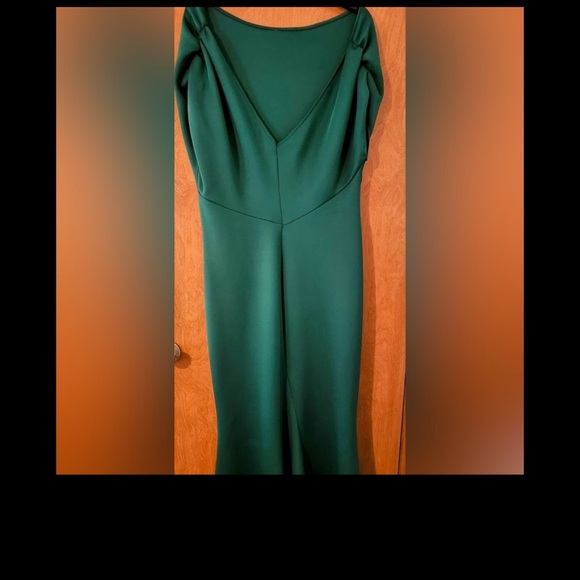 Elegant Green Evening Gown - Picture 2 of 2